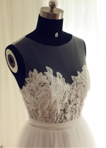 Exquisite Tulle Scoop Neckline A-line Wedding Dresses With Lace Appliques & Belt